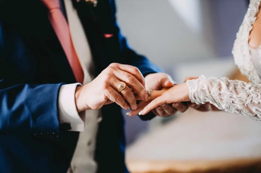 Elegir las alianzas de boda puede parecer un desafío, sobre todo si no estás acostumbrado a llevar anillos o no eres un experto en joyas. Aquí te traemos una guía detallada para ayudarte a encontrar el diseño perfecto.